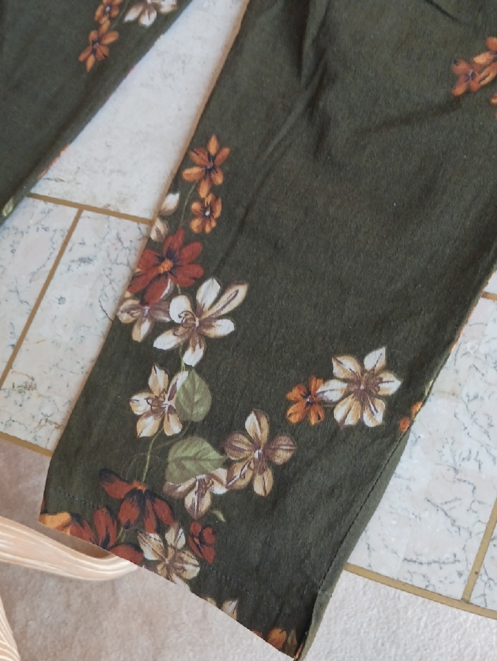 VINTAGE Capri Pants/"Cache".,sz Small, Olive Color/ Muti Florals Design..NEW - Picture 4 of 16
